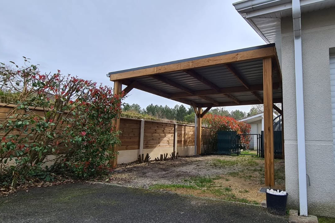 Carport en bois sur mesure adossé à une maison en Gironde