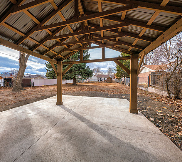 Charpente intérieure d’un carport en bois à double pente
