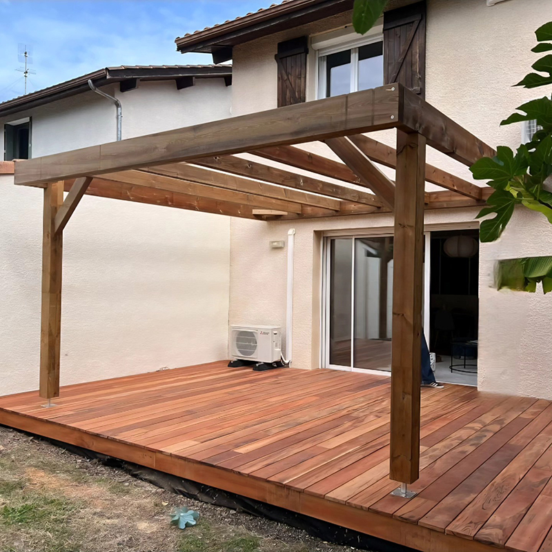 Terrasse en Tigerwood de 30 m² avec pergola bois sur mesure réalisée à Bordeaux par Wood Concept 33