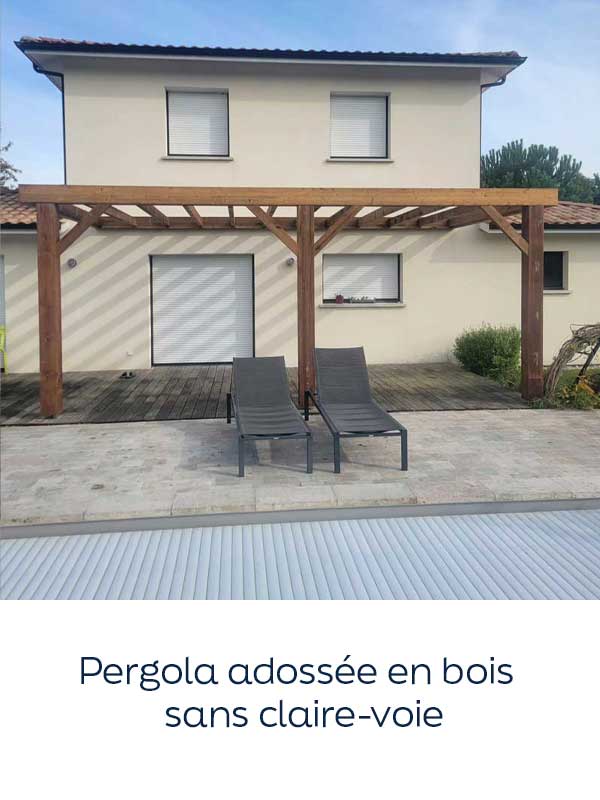 Pergola adossée en bois massif installée au bord d’une piscine moderne