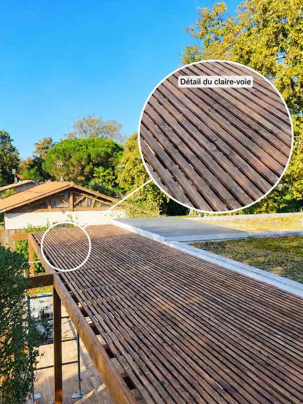 Détail d’une toiture claire-voie en bois pour pergola contemporaine