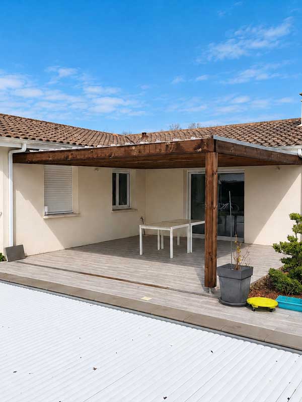 Pergola bois contemporaine avec terrasse carrelée et espace repas extérieur