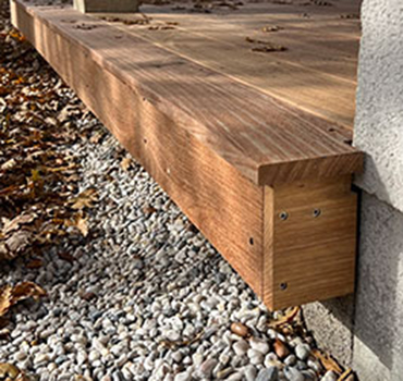 Détail des finitions d'une terrasse en bois avec lame de rive et structure soignée
